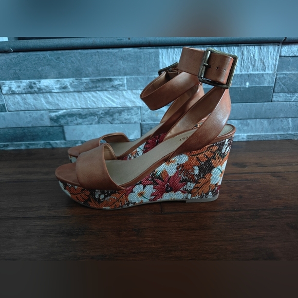 Nine West Kaylee Cognac Floral Wedge Brown White Sandal Size 8 With Box - Picture 4 of 7